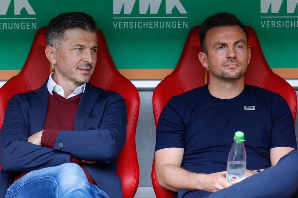 Der FC Augsburg um Sportdirektor Marinko Jurendic und Coach Enrico Maaßen hat auch gegen Darmstadt verloren.