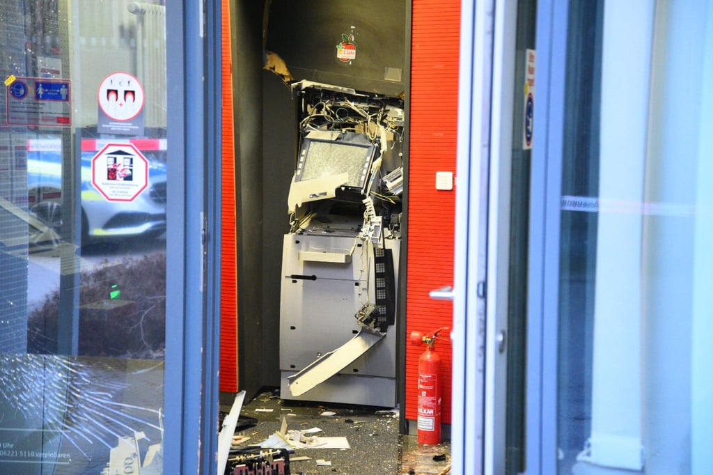 Ein gesprengter Geldautomat ist in einem Bankgebäude zu sehen.