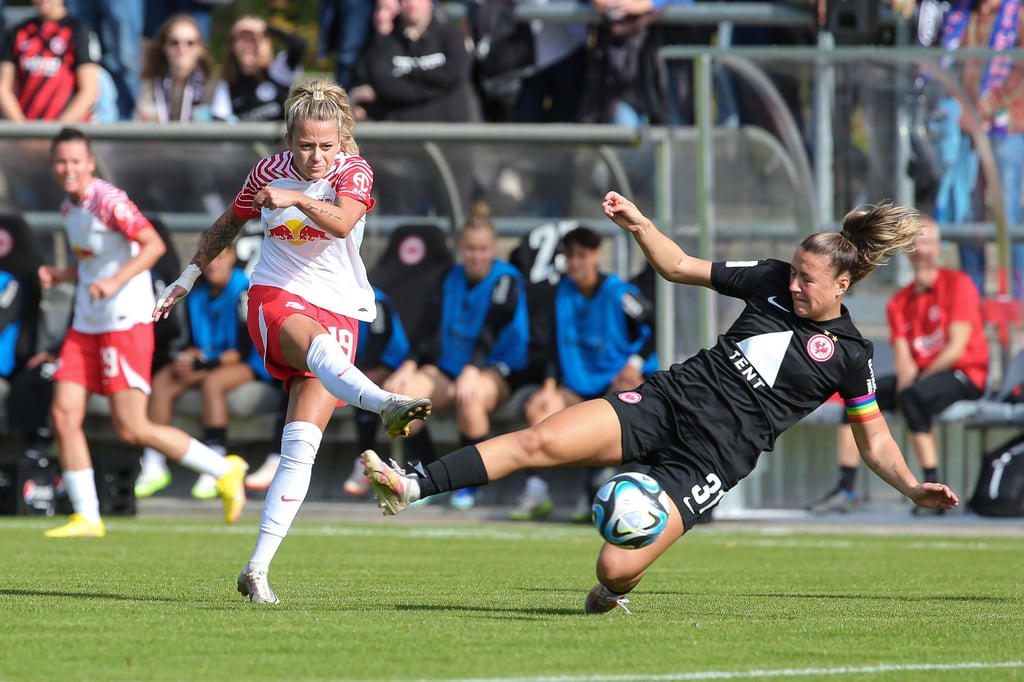 Jenny Hipp zieht für RB Leipzig im Frauen-Bundesliga-Spiel gegen Eintracht Frankfurt ab.