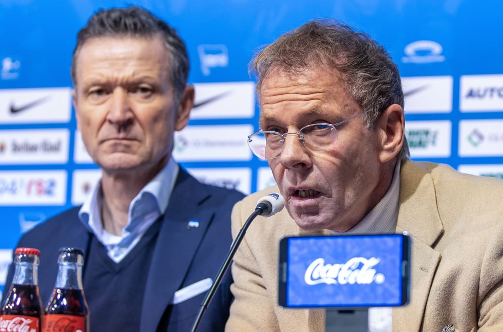 Klaus Brüggemann (r), Aufsichtsratsvorsitzender von Hertha BSC, spricht neben Thomas Herrich, Kaufmännischer Geschäftsführer von Hertha BSC.