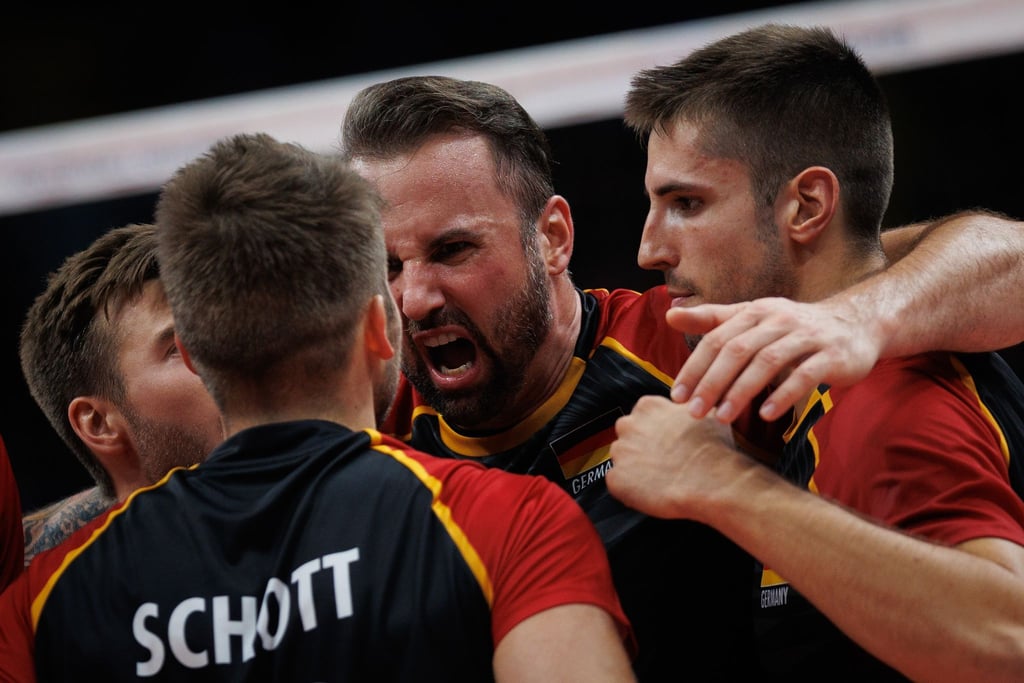 Die deutschen Volleyballer um Georg Grozer (M) haben beste Chancen, sich für die Olympischen Spiele in Paris zu qualifizieren.