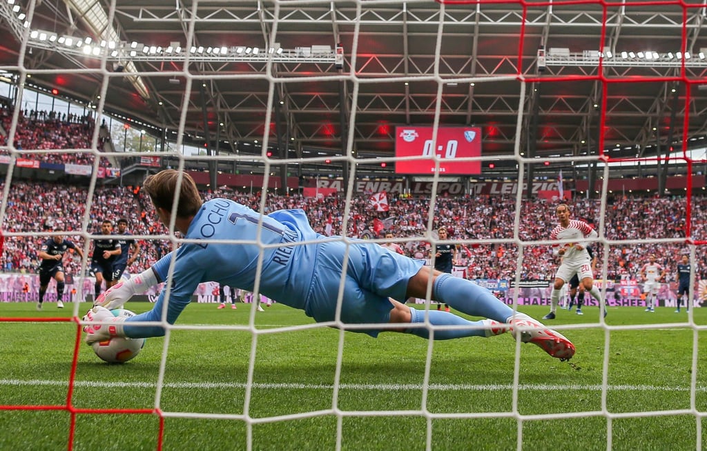 Bochums Torwart Manuel Riemann hält gegen RB Leipzig zwei Strafstöße.
