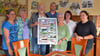 Eine Collage überreichen Mitglieder des Langenweddinger Heimatvereins an ihre Partner aus Dodendorf.