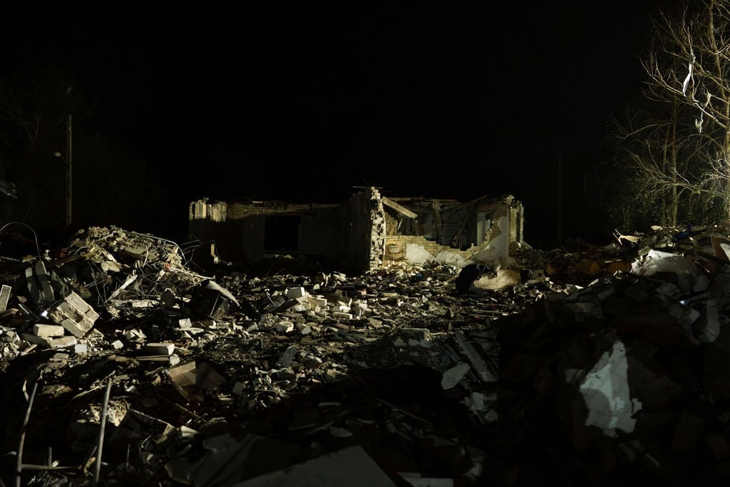 Reste eines zerstörtes Gebäudes stehen nach einem russischen Raketenangriff in dem Dorf Hroza.