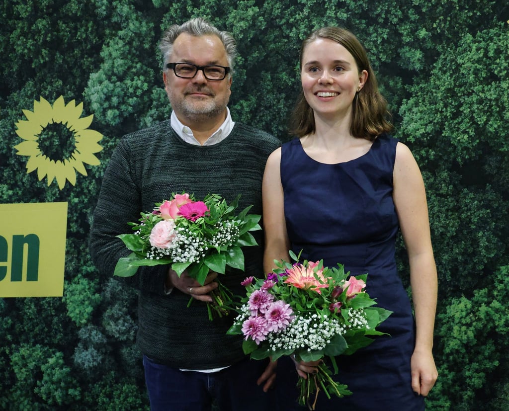 Marek Helsner (l.) und Franziska Tell, die neu gewählten Landesvorstandssprecher der Bremer Grünen.
