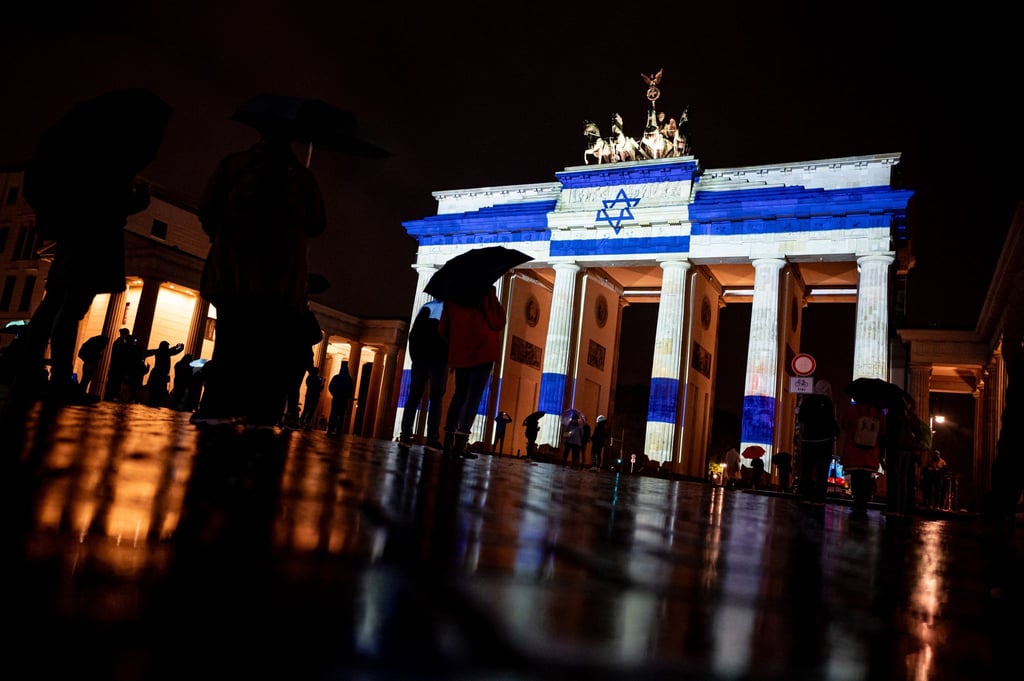 Die Israelische Flagge wird als Solidaritätsbekundung auf das Brandenburger Tor projiziert.