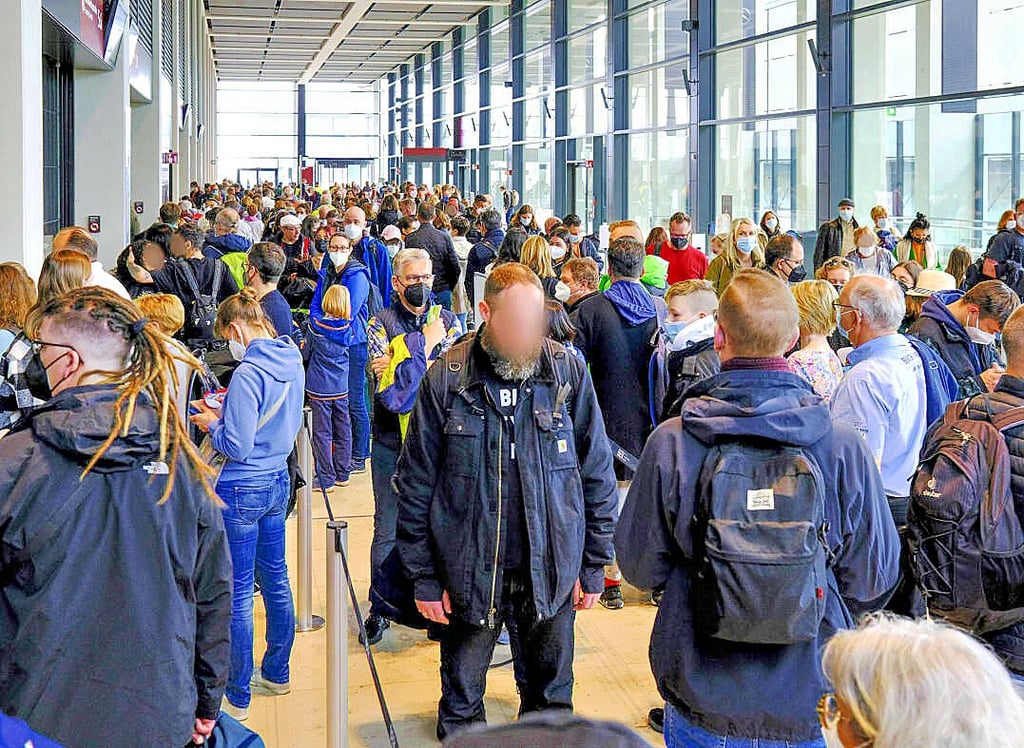 Mega-Chaos am Flughafen Berlin-Brandenburg. Die Gründe sind vielfältig, die Leistragenden fast immer die Passagiere.