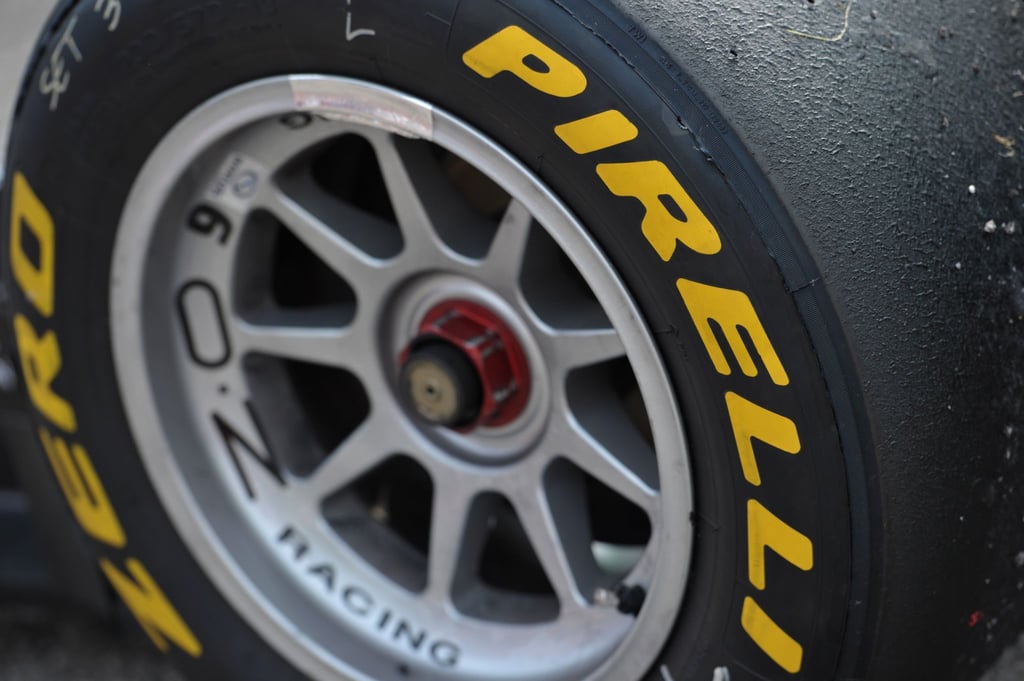 Die Reifen von Pirelli gehen in Katar zu schnell kaputt. Die FIA greift nun mit verpflichtenden Boxenstopps durch.