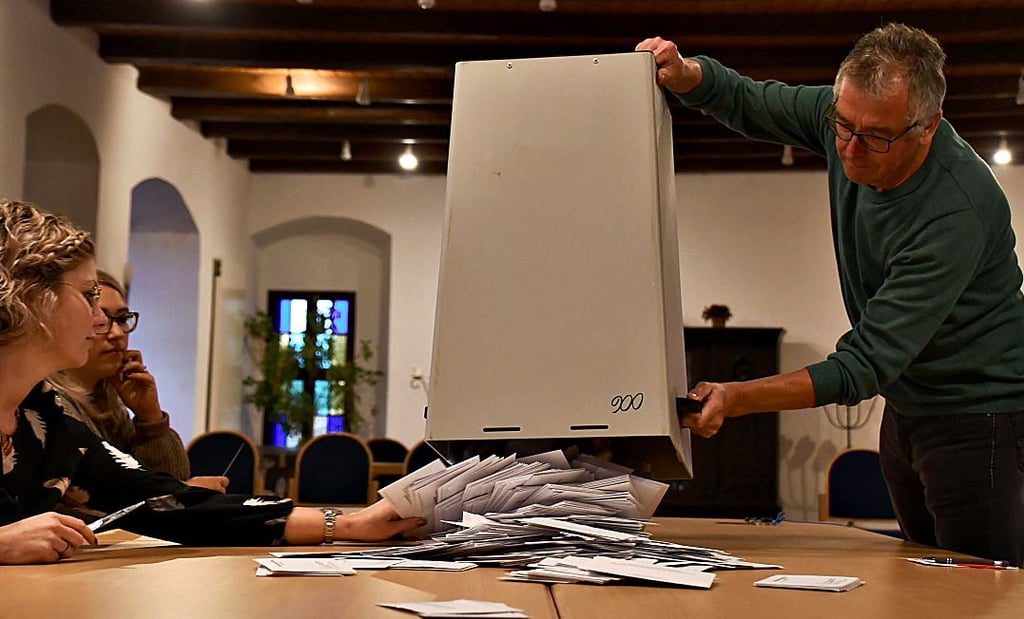 743 Briefwahlunterlagen sind zur Stichwahl eingegangen. Punkt 18 Uhr begannen die Wahlhelfer hier mit der Auszählung.