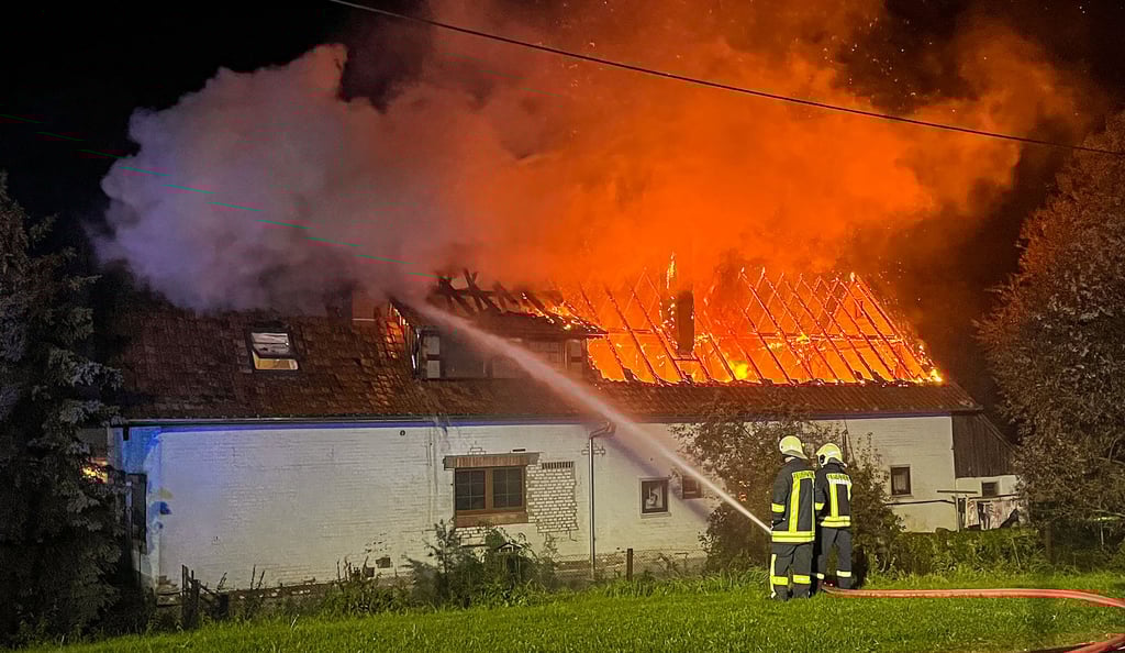 In Zilly brannte in der Nacht zum Samstag ein Mehrfamilienhaus nieder. Ein Großaufgebot an Feuerwehren und Rettungskräften aus der Einheitsgemeinde Stadt Osterwieck und dem benachbarten Nordharz kam zum Einsatz. Das Gebäude war indes nicht zu retten.