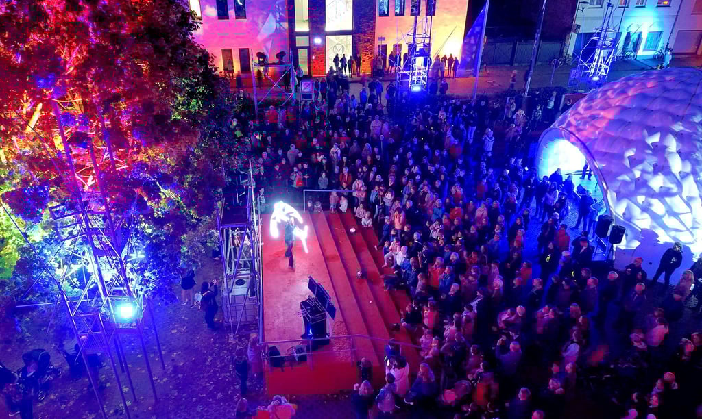 Die Stendaler Lichttage bespielten an beiden Veranstaltungstagen den gesamten Vorplatz des Theaters der Altmark.