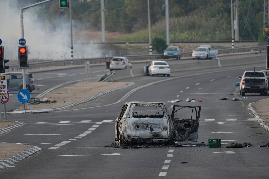 Autos wurden bei einem Angriff der islamistischen Hamas zerstört.