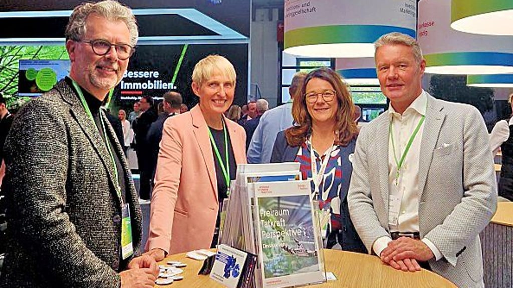 Ingolf Schmidt und Jaqueline Lohde (1.und 2.v.l.) auf der Expo.