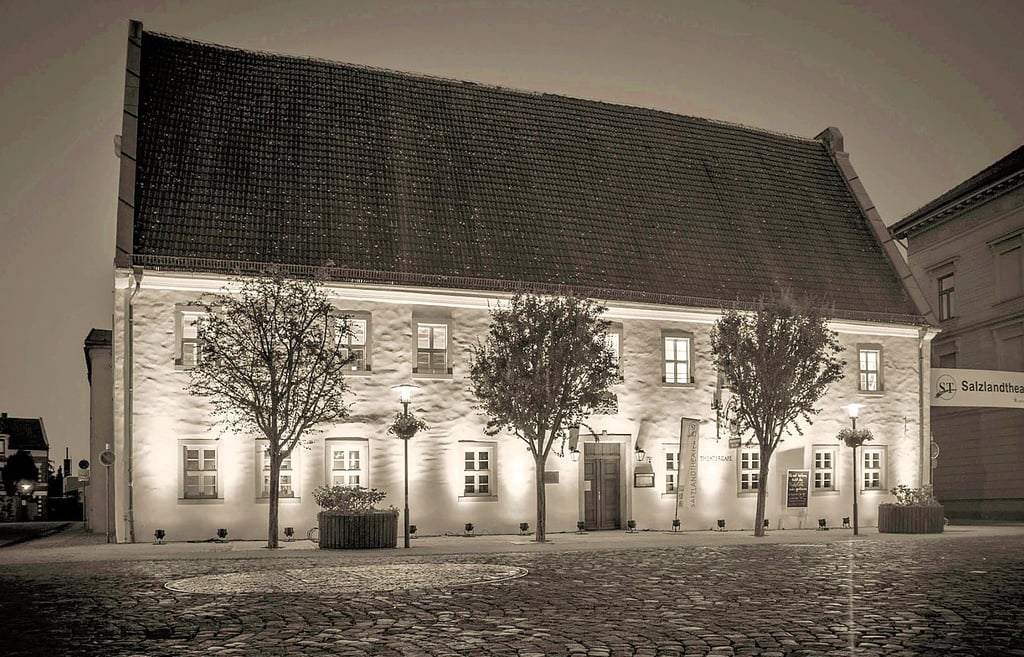 Der Eingang des Salzlandtheaters in Staßfurt befindet sich im Tränental. Der Tillysaal über dem Theatercafé reicht aber bis zur Steinstraße.