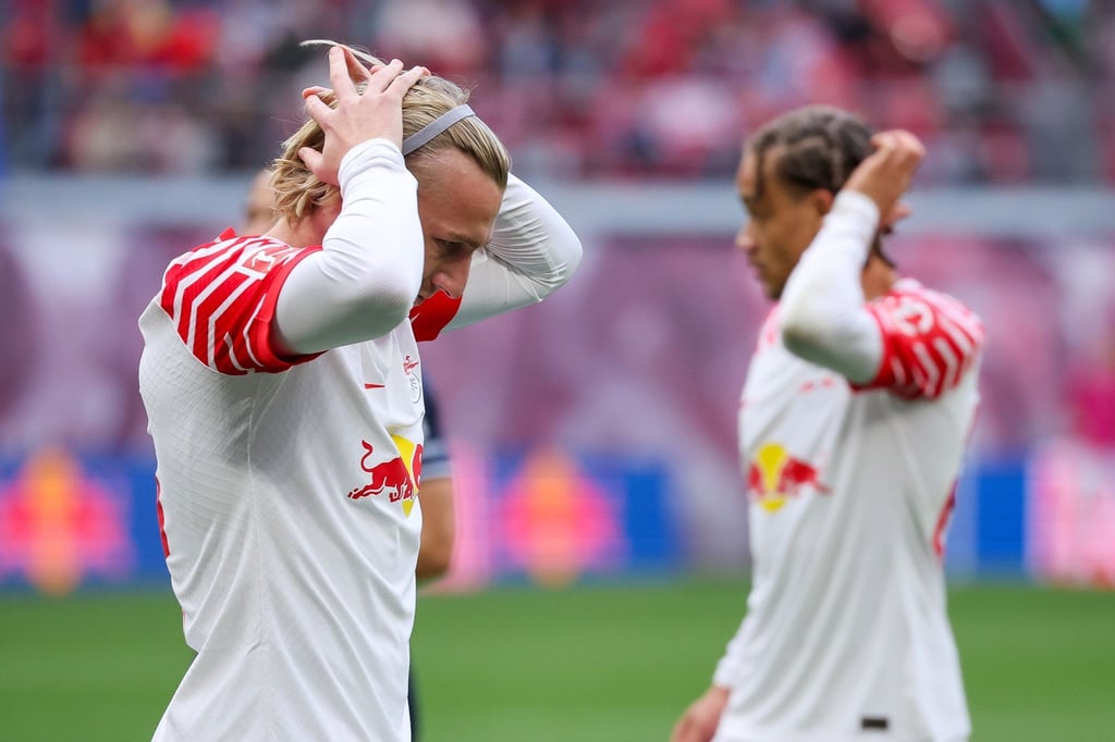 Die beiden Leipziger Elfmeterschützen Emil Forsberg (l) und Xavi Simons.