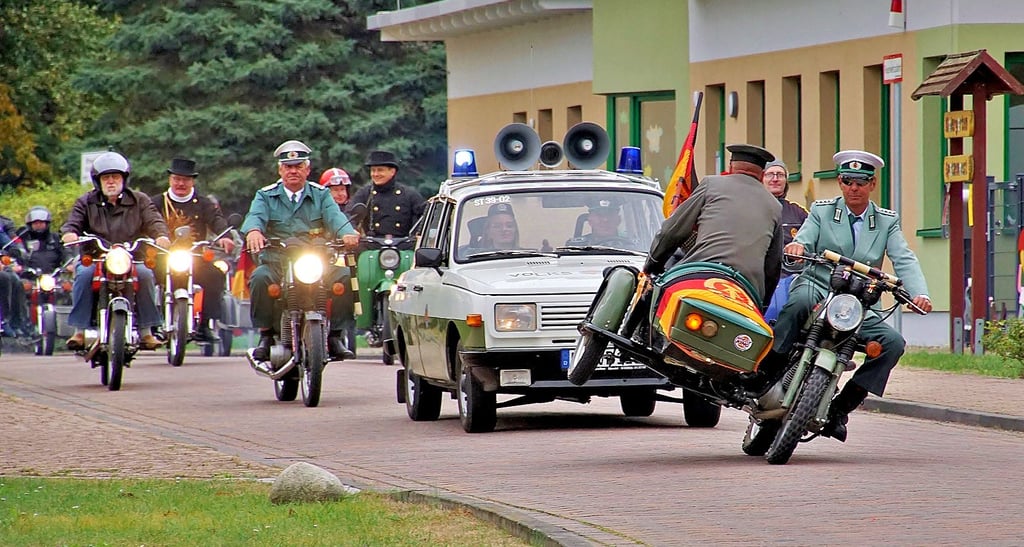 Ob zwei- oder vierrädrig, alle Fahrzeuge und deren passend gekleidete Fahrer weckten beim Umzug durch Uenglingen Erinnerungen an die DDR-Zeit.