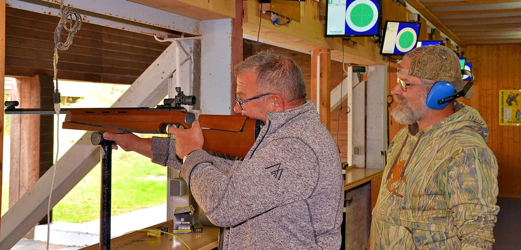 Wilfried Scheibler aus Sülldorf versucht beim Bratwurstschießen auf der Schießanlage an der Springe in Langenweddingen unter der Aufsicht von Ronald Brauner sein Glück.