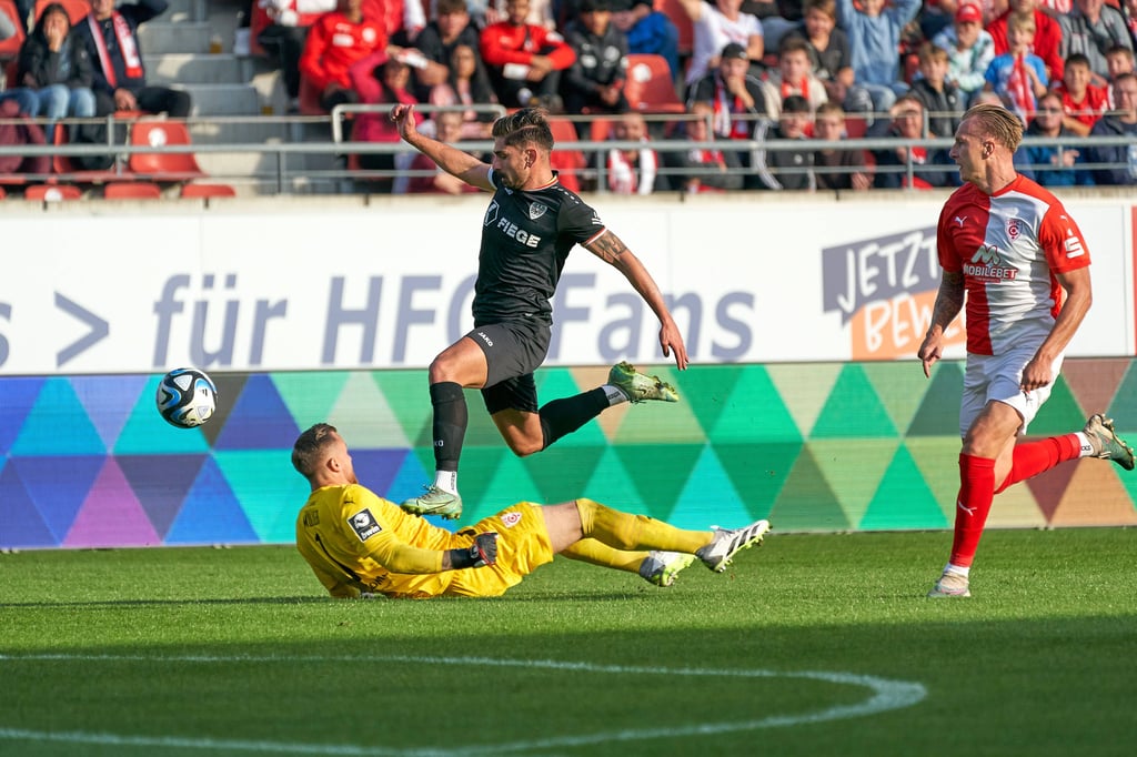 Malik Batmaz (M.) war auf dem Weg zum 2:0 nicht zu stoppen.