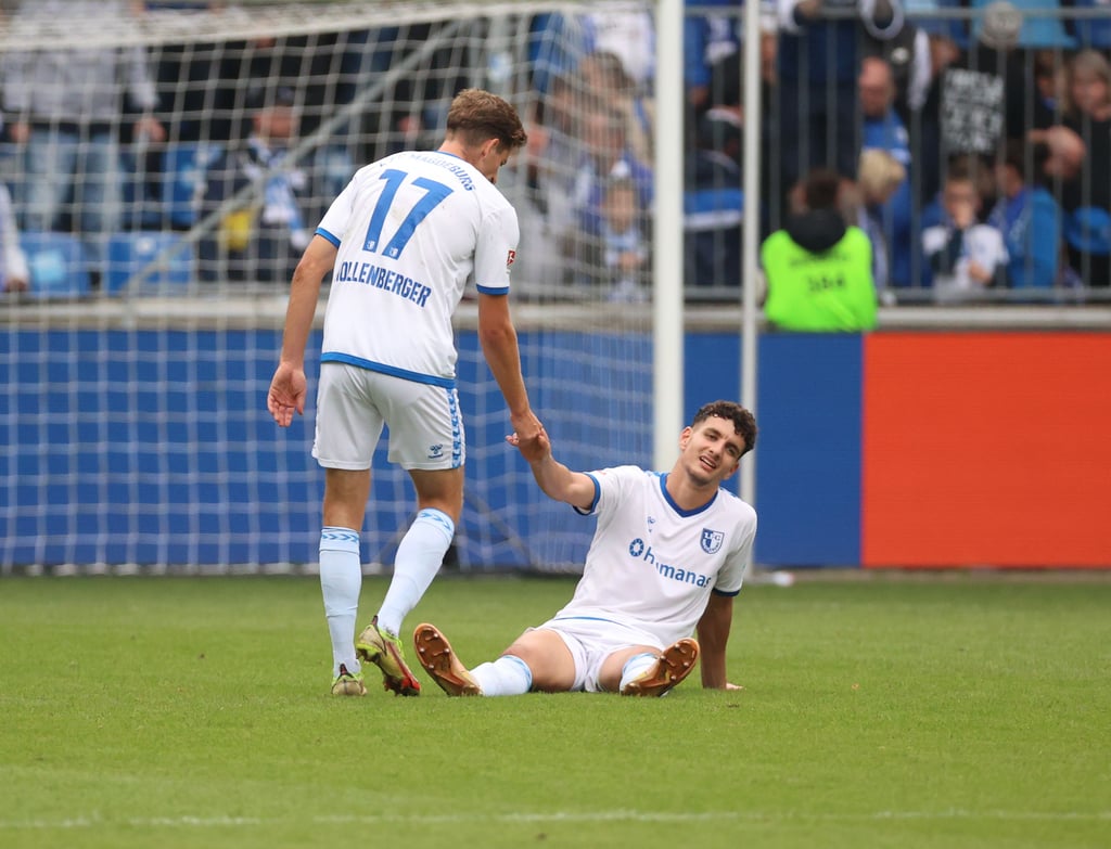 Versucht seinen enttäuschten Mitspieler Daniel Elfadli (r.) zu trösten: Alexander Nollenberger. Das Duo wie auch der Rest des FCM konnte mit dem Punkt gegen den KSC nicht zufrieden sein.