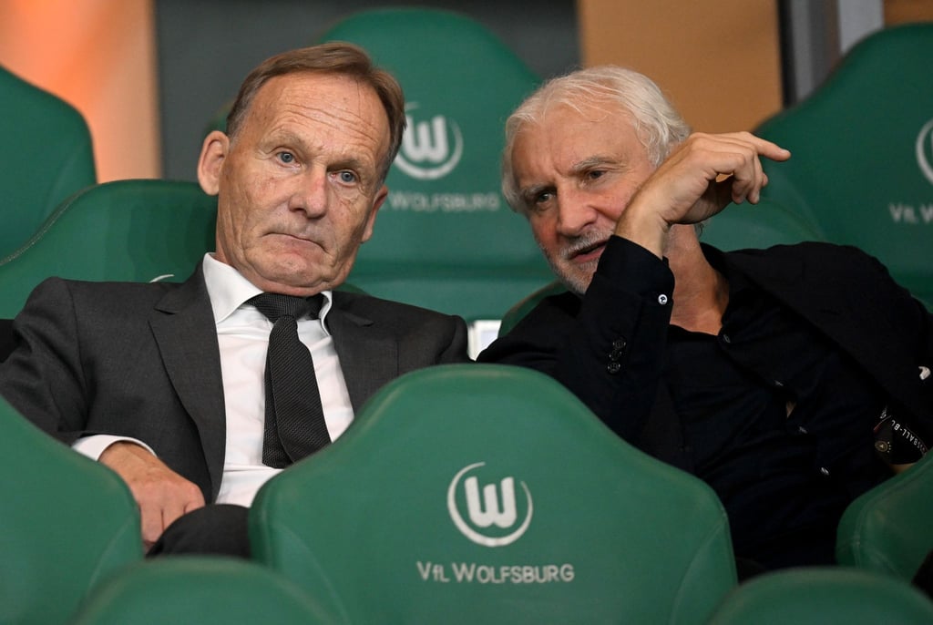 DFB-Vize Hans-Joachim Watzke (l) und DFB-Sportdirektor Rudi Völler auf der Tribüne. Watzke äußerte sich zur USA-Reise und zur EM.