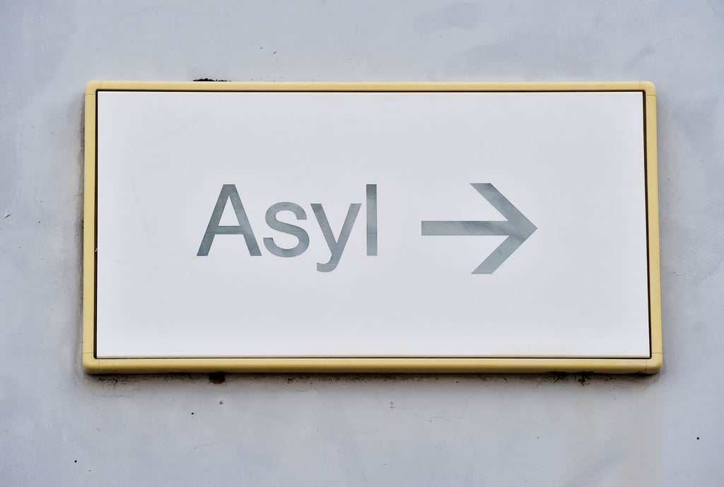 Ein Schild mit der Aufschrift „Asyl“ hängt in der Landeserstaufnahme für Asylbewerber (LEA) an einer Wand.