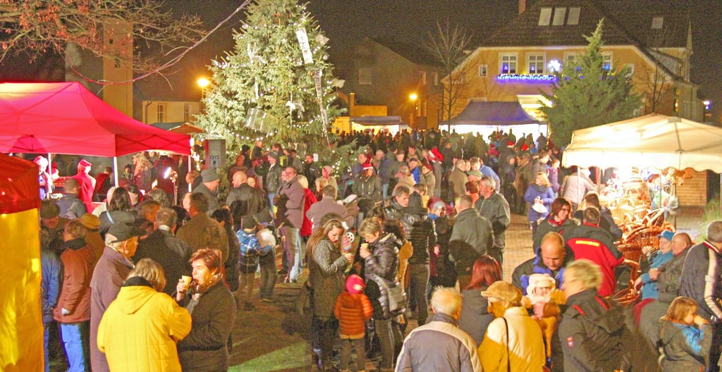 Weihnachtsmärkte wie hier in Möckern-Lühe gehören für viele zur Adventszeit. Genauso wie die dazu passende Musik. Doch dafür kassiert die Gema Gebühren. Was sagen Veranstalter, was sagt die Gema?.
