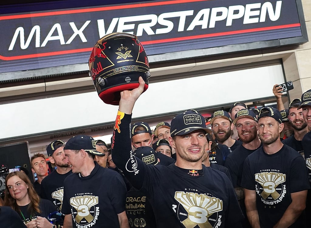 Das Red Bull Team feiert mit Max Verstappen aus den Niederlanden vom Team Oracle Red Bull den dritten Weltmeistertitel.
