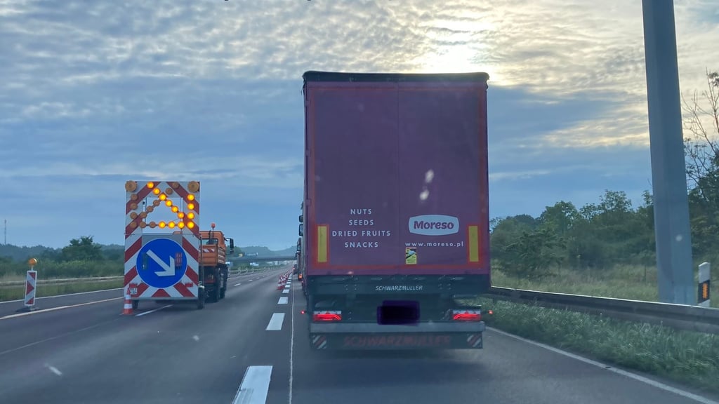Der Verkehr auf der Autobahn 2 ist in Fahrtrichtung Berlin über die Anschlusststelle Lostau abgeleitet worden.