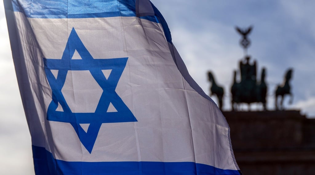Die israelische Nationalflagge weht.
