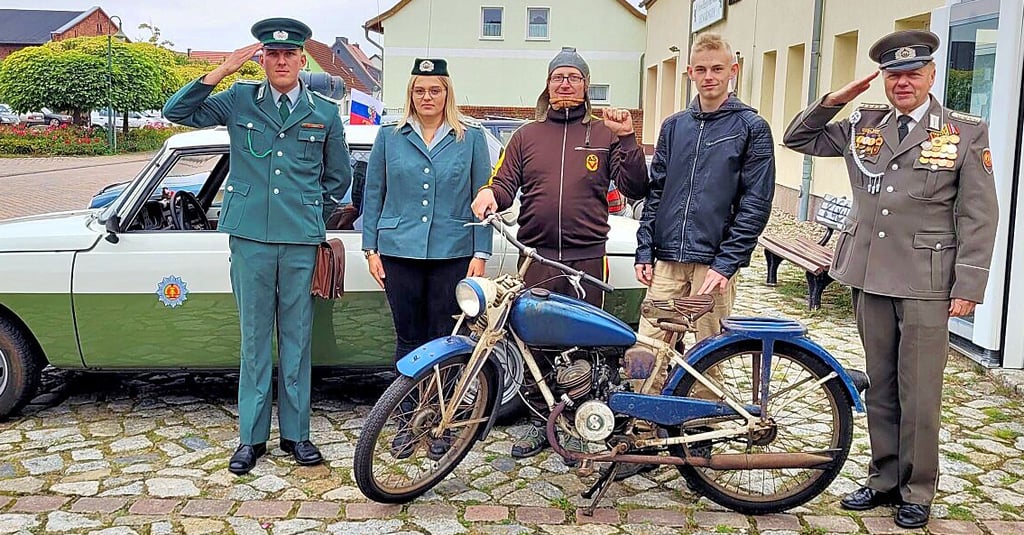 Die Preisträger (von links): Rick Althoff und Leonie Bilitza (Polizei-Wartburg), Veranstalter Michael Philipp, Paul Haag (ältestes Fahrzeug, ein Kleinstmotorrad Fichtel & Sachs Victoria von 1938) und Stabsoberfähnrich a.D. Frank Telemann aus Klietz (Wolga GAZ).