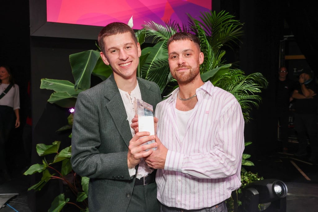 Der Schauspieler Lorenz Hochhuth (l) und der Regisseur Hannes Hirsch zeigen ihren Preis nach der Verleihung des Nachwuchspreises "First Steps" für Filmschaffende.