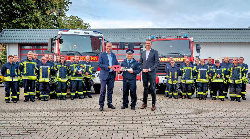 Die Mitglieder der Ortsfeuer Gommern freuen sich über ihre neues EInsatzfahrzeug (links im Bild).