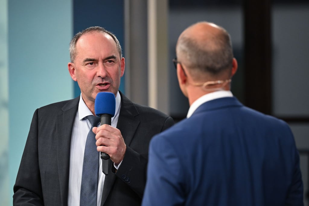 Hubert Aiwanger (l) hat das bundesweit erste Direktmandat für seine Partei geholt.