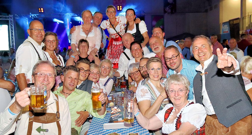 In Tracht schmeckt das Bier noch viel besser. Die vielen Gäste des Oktoberfestes in Eggersdorf hatte gute Gründe zum Feiern.