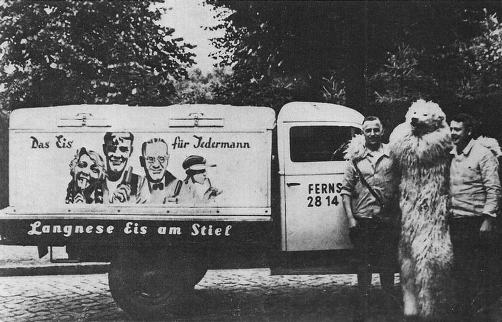 Ein historischer Eis-Wagen, der für „Eis am Stiel“ wirbt.