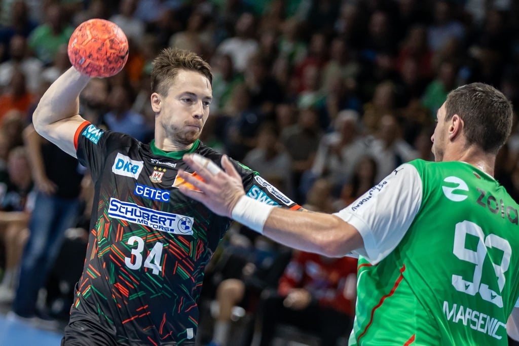 Michael Damgaard von SC Magdeburg wirft den Ball auf das Tor gegen Berlins Mijajlo Marsenic (r).