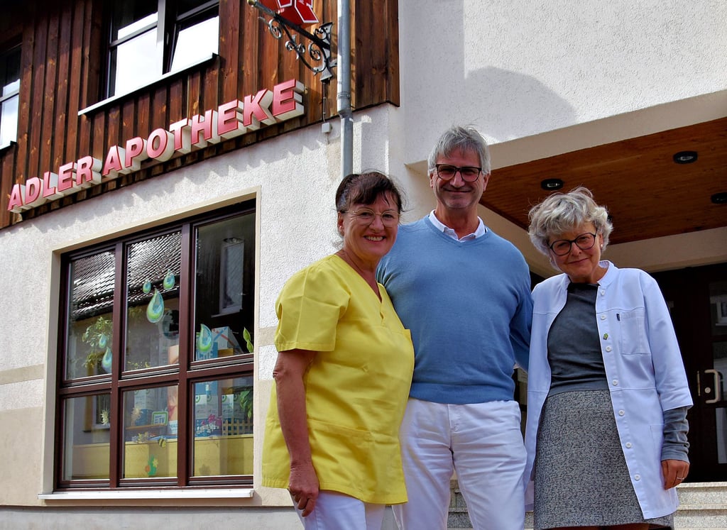 Die Ärzte Undine und Matthias Krause (von links) haben mit Apothekerin Christine Wysk vor 30 Jahren das Ärztehaus in Benneckenstein gebaut.