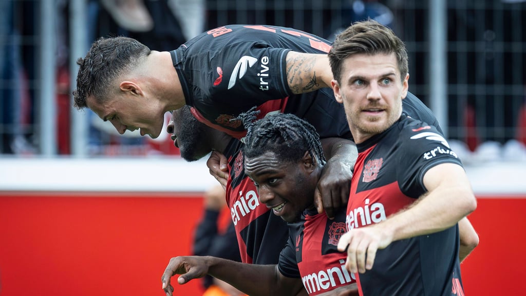 Jeremie Frimpong (2.v.r.) wird nach seinem 2:0 von den Teamkollegen umringt.