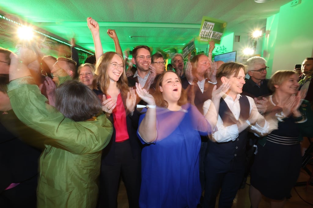 Ricarda Lang (M), die Bundesvorsitzende von Bündnis 90/Die Grünen jubelt mit Anhängern bei der Wahlparty.