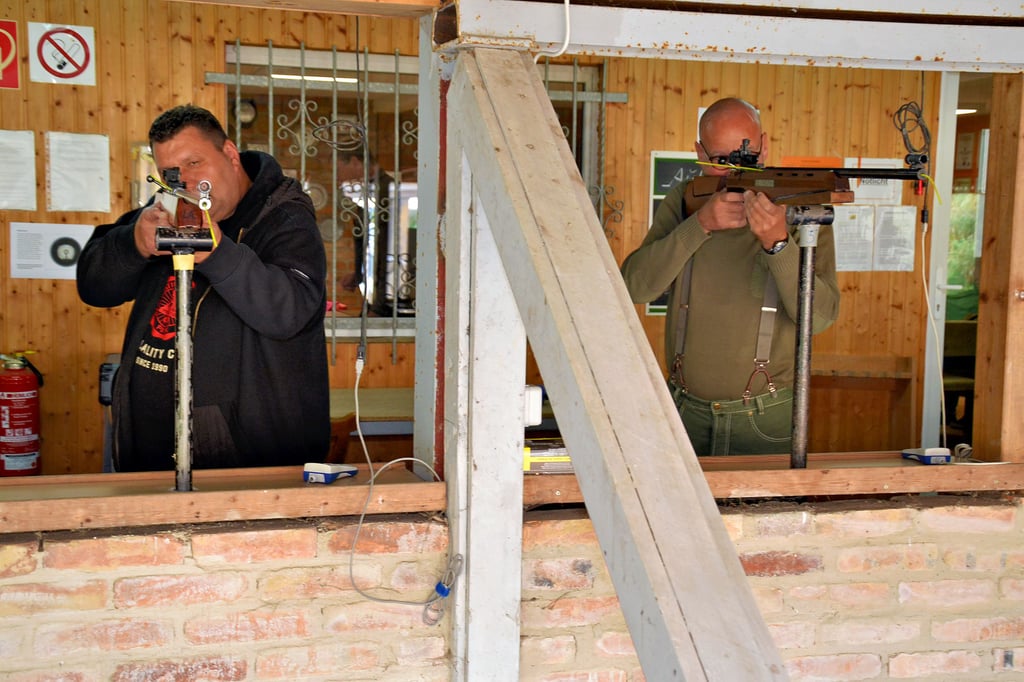 Carsten Lanrick Antirck aus Langenweddingen (links) und Steffen Müller aus Magdeburg sind am vergangenen Sonnabend die beiden ersten Schützen beim Bratwurstschießen des Schützenvereins Börde auf der Schießanlage an der Springe in Langenweddingen.