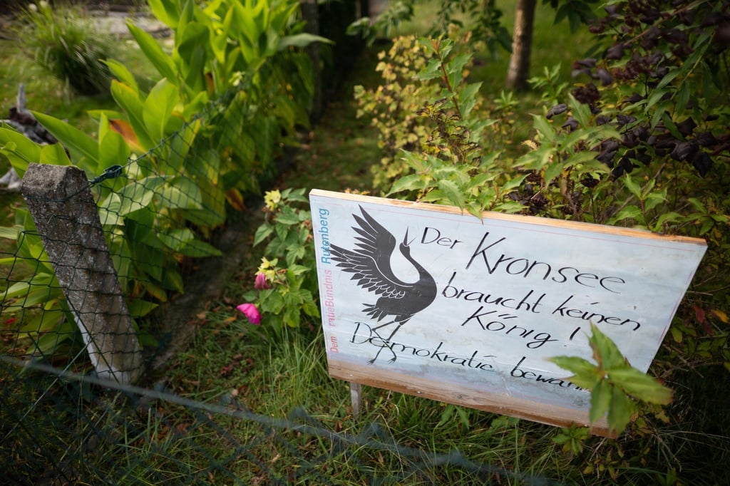 „Der Kronsee braucht keinen König! Demokratie bewahren“ steht auf einem Schild des Demokratiebündnisses Rutenberg.