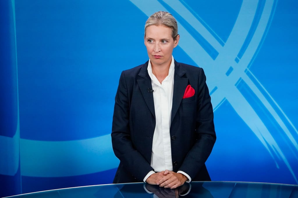 Alice Weidel, Bundesvorsitzende der AfD, steht am Abend der hessischen Landtagswahl im ZDF-Fernsehstudio.