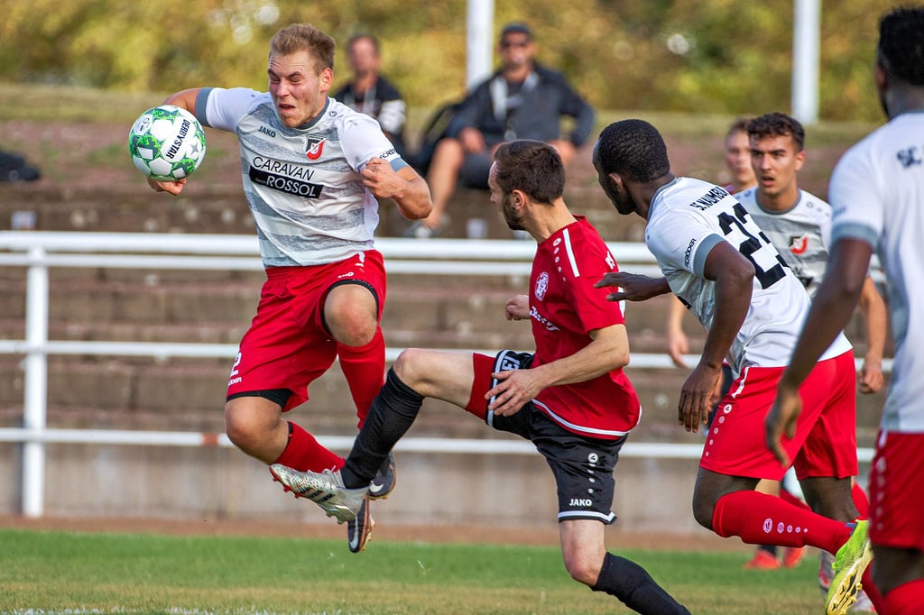 Ein umkämpftes Landesklasse-Derby bekamen die Zuschauer in Naumburg zu sehen: Hier wird SCN-Spieler Moritz Alessio Mainka (l.) von Lucas Hoffmann (2.v.l.) bedrängt. Am Ende hatte der BSC das Nachsehen.