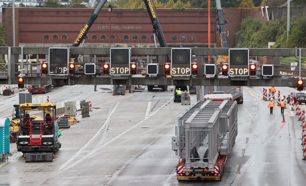 Kräne und Baumaschinen stehen auf einer Baustelle auf der Nordseite vor dem Elbtunnel.