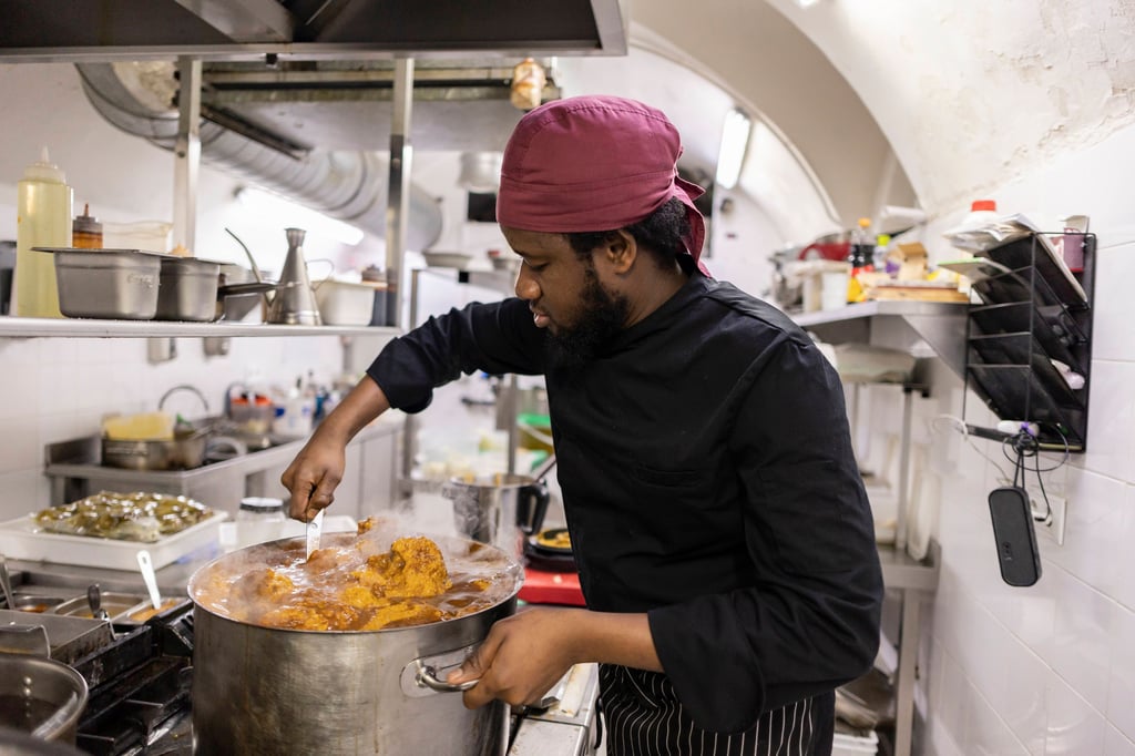Ein Koch bereitet in einem Restaurant Speisen zu. Diese dürften mit den auslaufen der ermäßigten Mehrwertsteuer noch teurer werden.