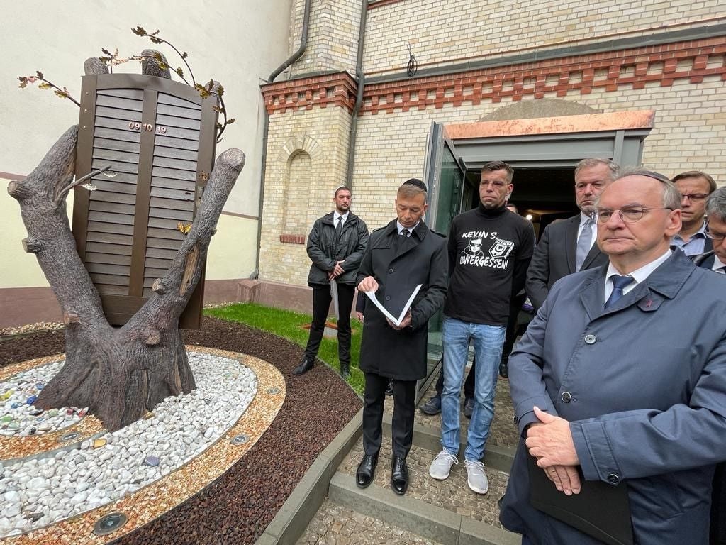 Ministerpräsident Reiner Haseloff (rechts) ist zum Gedenktag nach Halle gekommen.