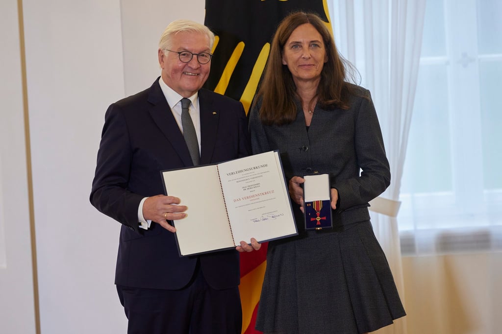 Bundespräsident Frank-Walter Steinmeier verleiht Heike Solga den Verdienstorden zum Tag der Deutschen Einheit.