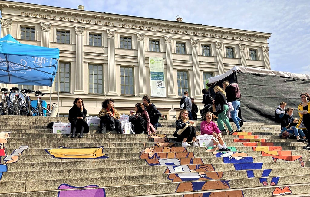 Pausieren auf der großen Treppe: Hunderte neue Studierende zog es zur Immatrikulationsfeier.