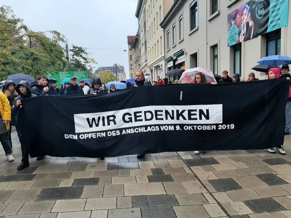 Rund 300 Teilnehmer zählte der Gedenkrundgang.