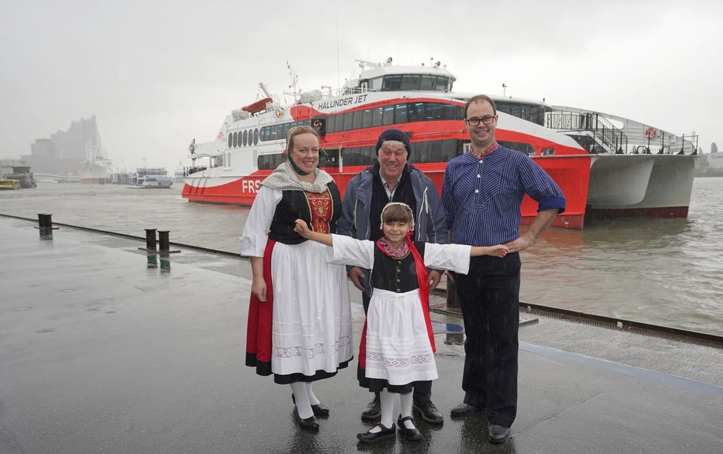 Musiker Rolf Zuckowski (hinten M) mit der achtjährigen Emma Jiritschka, Christin Nothdurft und Jan Bayer von der Folkloregruppe „Finkwarder Speeldeel“ .